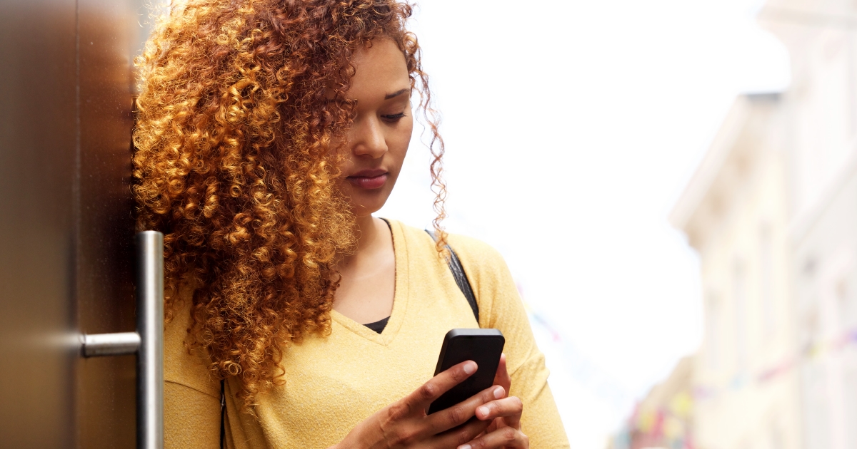 ¿Cuál es el proceso para cancelar una póliza de decesos antes de su vencimiento?